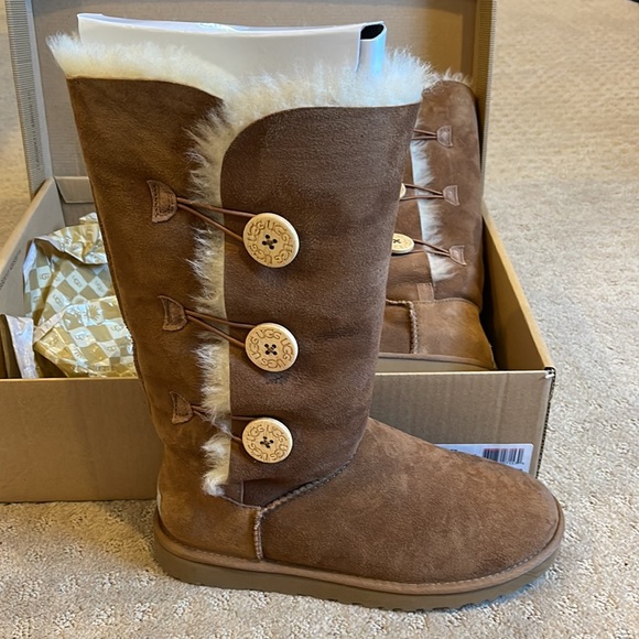 Like new Bailey button triple Ugg’s - Picture 2 of 5